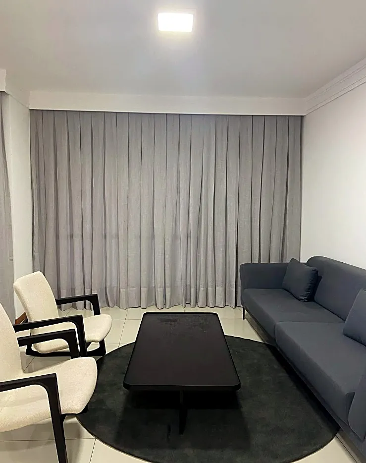 Cortina de linho cinza com prega macho na sala de estar, em Vilas do Atlântico, Lauro de Freitas