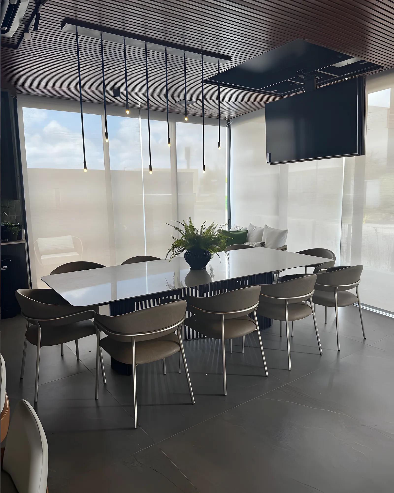 Persianas rolô tela solar nos vãos de vidro do espaço gourmet com mesa longa, em Feira de Santana